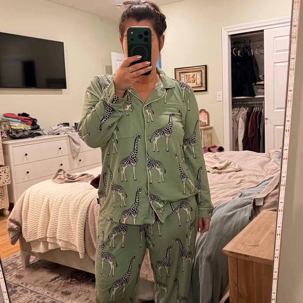 Stylish Green Giraffe Print Women's Pajama Set